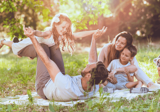Jak wybrać koc piknikowy i przygotować się na piknik z dziećmi?